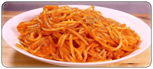 Espagueti con salsa de jitomate y crema