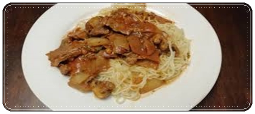 Espaguetis con Bistec Encebollado