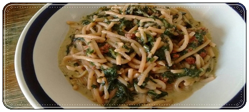 Spaghetti de espinaca y salsa boloñesa de soja