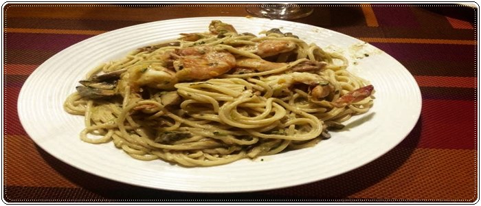 Spaghetti con Langostinos, Tocino y Hongos