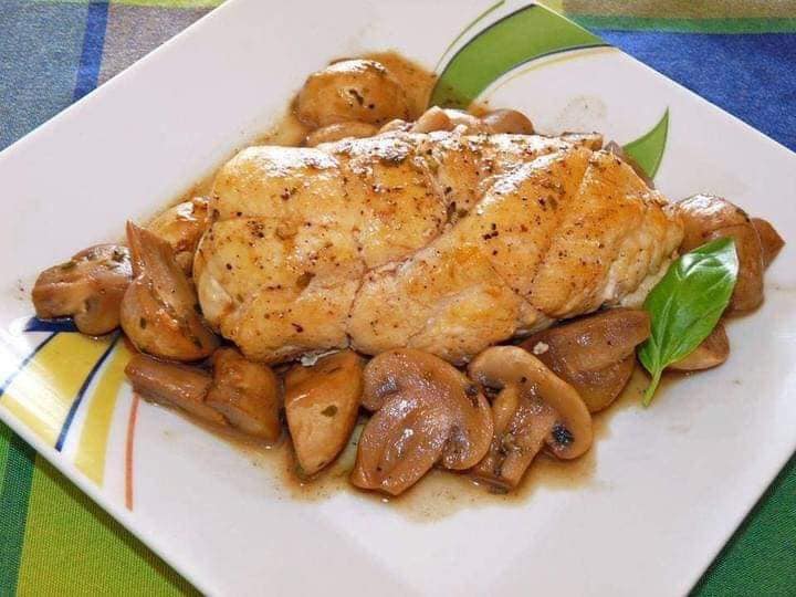 Chicken in Sauce with Mushrooms