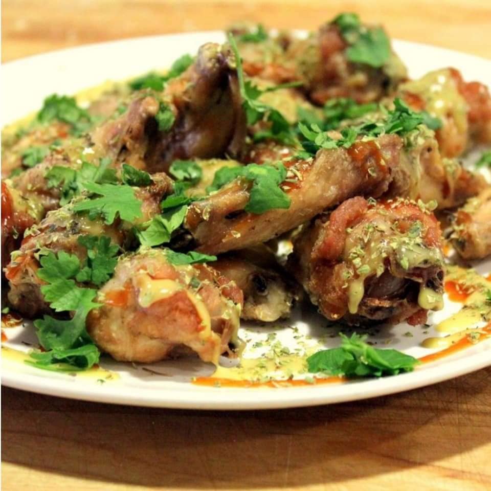 Alitas de pollo fritas con salsa de miel y mostaza