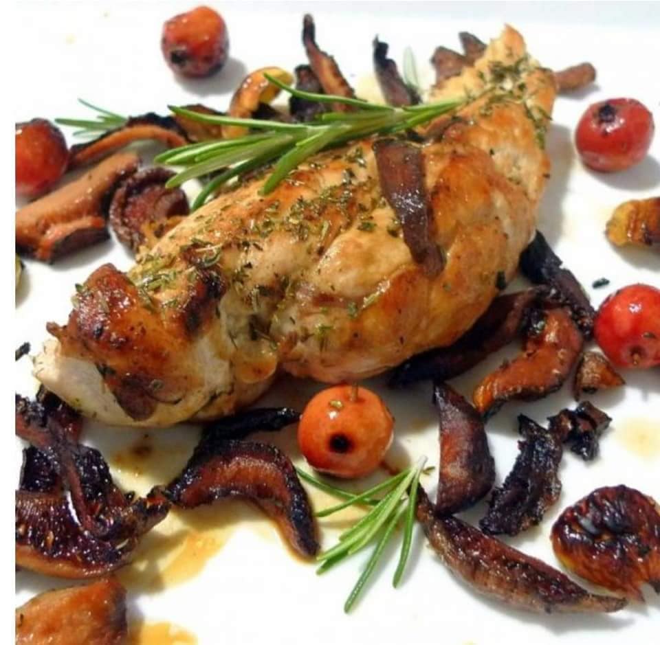 Chicken breast with chanterelles, acerolas and chestnuts