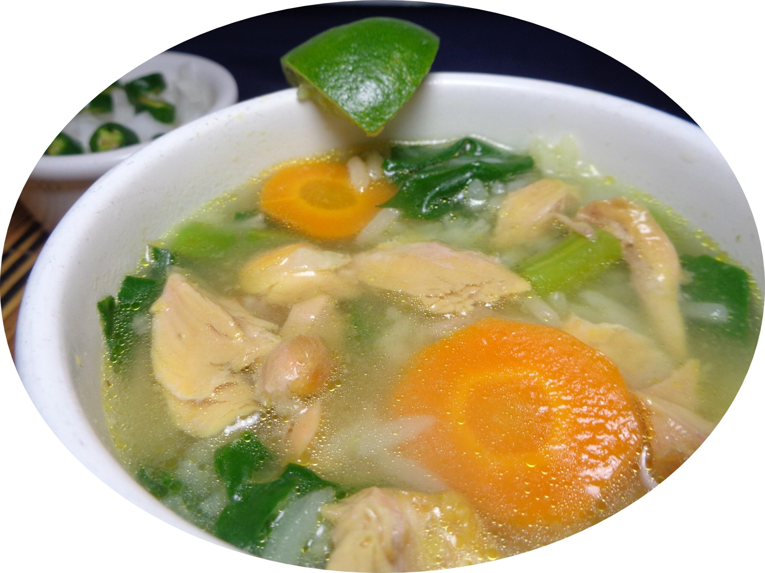 Sopa de arroz con verduras y pollo
