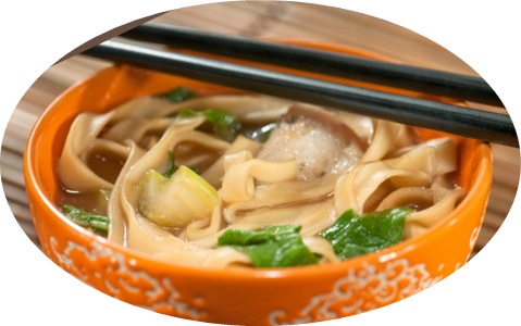 Sopa de pollo con tallarines y verduras